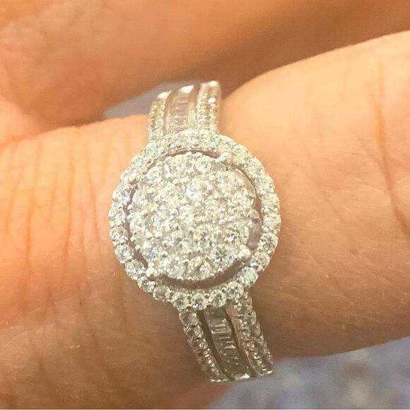 Round cluster ringSize 10. Vintage style setting . Rhodium over silver